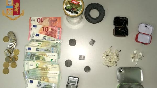 Spacciatore incastrato dal cane anti-droga: trovata cocaina e soldi