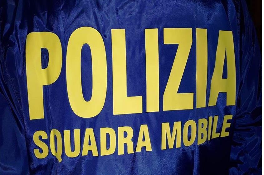Napoli, controlli della polizia nella Movida di San Domenico Maggiore: preso giovane scippatore