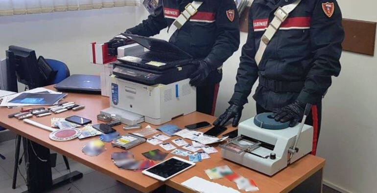 Torre del Greco, scoperta centrale per  creare carte di credito false: due arresti