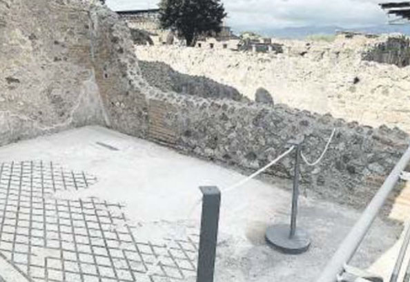 Fermata giovane turista inglese: aveva rubato pezzi di mosaici dagli Scavi di Pompei