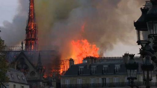 Il disastro su twitter, Macron: “Triste vedere bruciare una parte di noi”. La Fenice: “Dal fuoco siamo risorti più forti di prima”