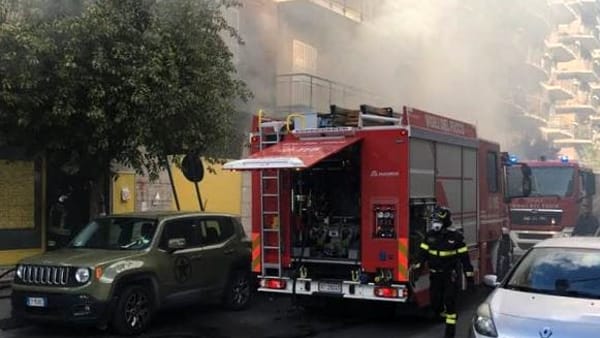 Incendio in zona Museo a Napoli, i Verdi: “Vigili del fuoco bloccati dalla sosta selvaggia”