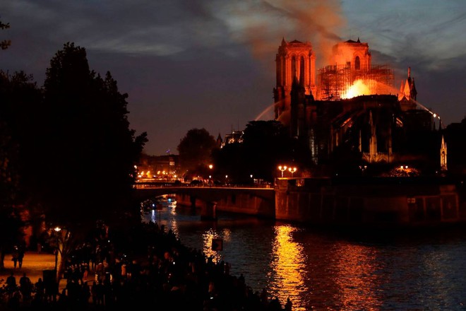 Notre Dame: salva la facciata della cattedrale, vigile del fuoco gravemente ferito: Aperta un’inchiesta