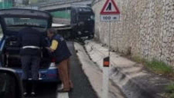 Incidente sul raccordo Salerno-Avellino: camion contro il guard rail, il conducente non aveva la patente