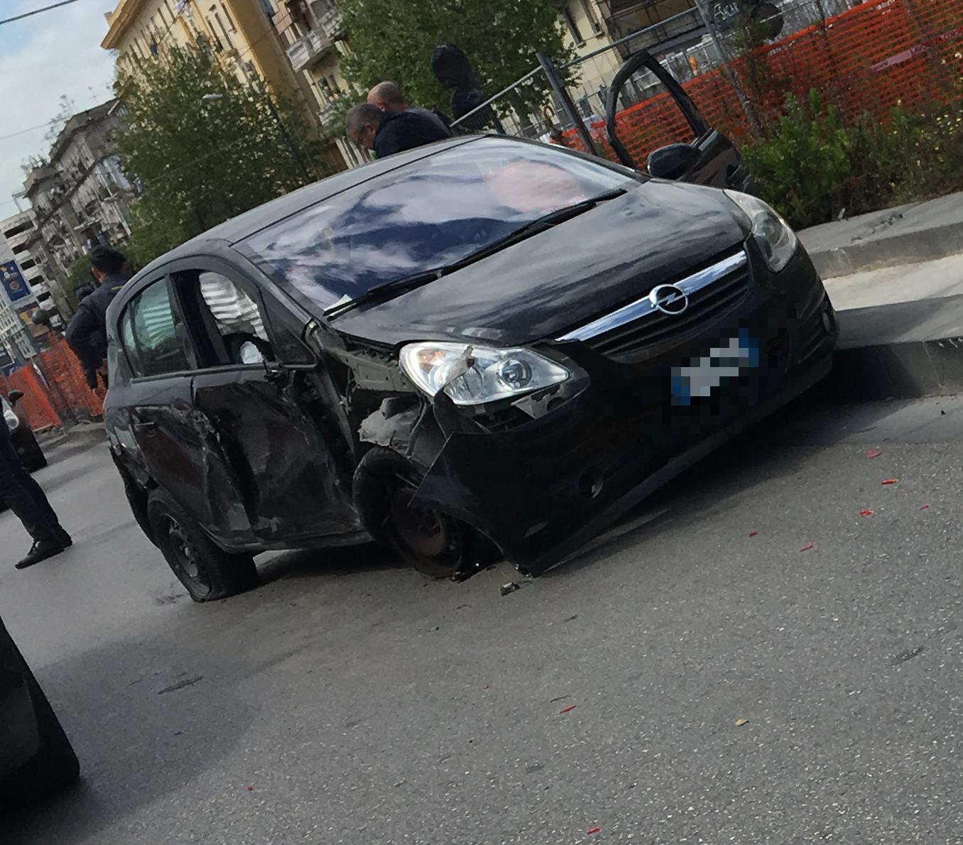Napoli, traffico paralizzato in via Marina per un incidente tra un camion e un’auto