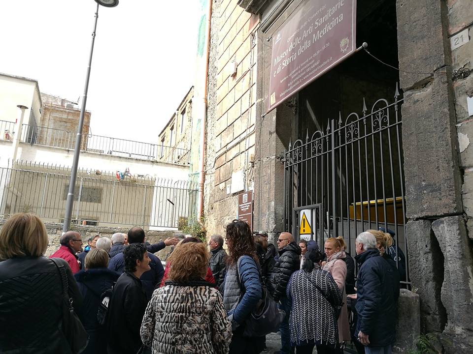 Napoli, ancora proteste degli sfrattati degli Incurabili: non possono entrare in casa per riprendersi gli effetti personali perché mancano gli elmetti protettivi