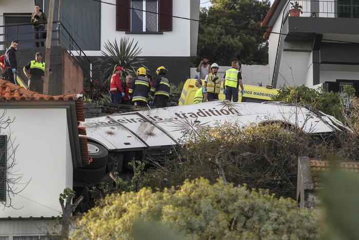Tragedia in Portogallo: si ribalta il bus turistico: 28 morti