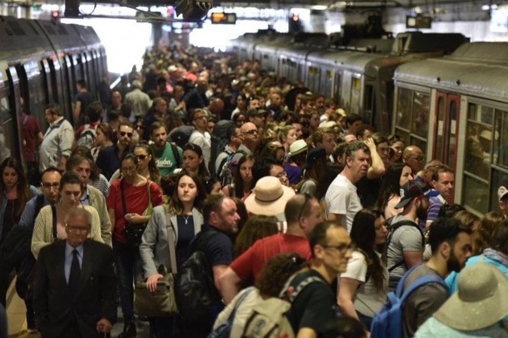 Napoli, troppi passeggeri: stazioni della metro chiuse per un’ora a Municipio e Dante