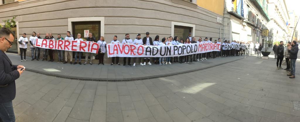 Napoli, la protesta dei disoccupati di Miano: ‘A che serve aprire la Birreria se non si dà lavoro a gente del quartiere?’