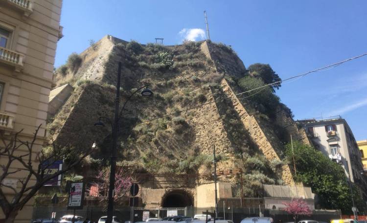 Napoli, lavori di riqualificazione del Monte Echia: smontata la gru