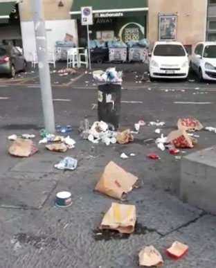 Piazza Municipio stracolma di rifiuti: ‘biglietto da visita’ per i crocieristi che arrivano a Napoli