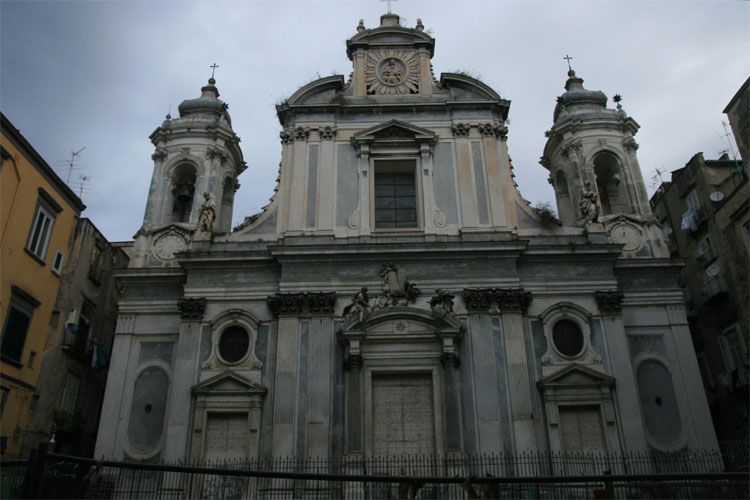 Napoli, coperte isotermiche sugli ingressi delle chiese