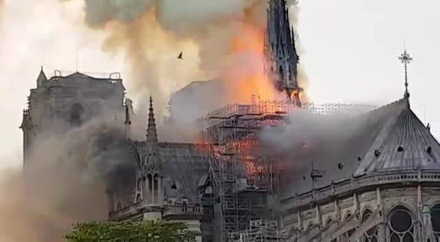 Parigi, Notre Dame avvolta dalle fiamme: crolla la guglia. Macron rinuncia al discorso alla nazione e va alla cattedrale