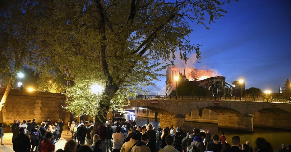 Notre Dame, domate le fiamme: si indaga per distastro colposo