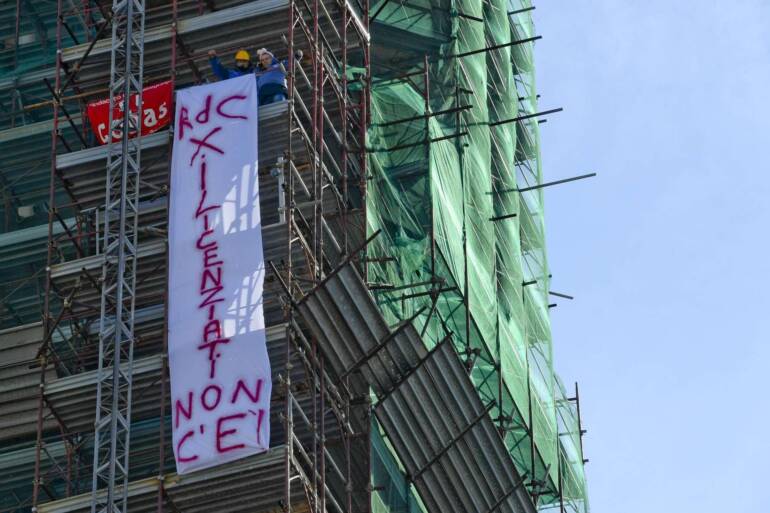 Napoli, Pasqua sul campanile per gli operai licenziati della Fca di Pomigliano