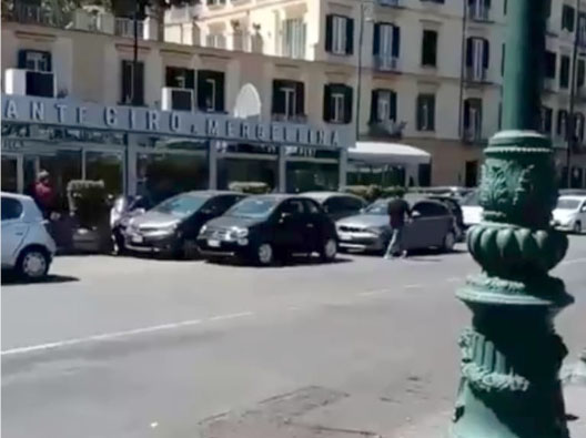 Napoli, parcheggio selvaggio a Mergellina: ennesima denuncia di Borrelli