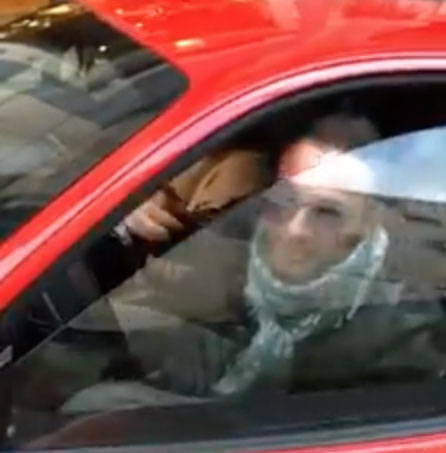 Napoli, ferma la Ferrari sul posto disabili poi insulta in un video il consigliere Borrelli che lo ha ‘denunciato’