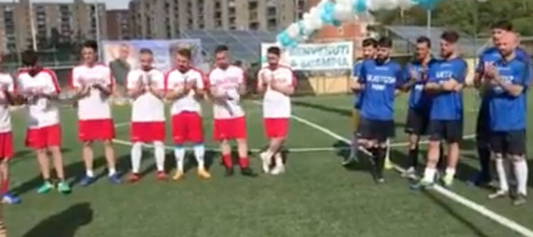 Napoli, emozione alla partita in ricordo di Lello Perinelli. IL VIDEO
