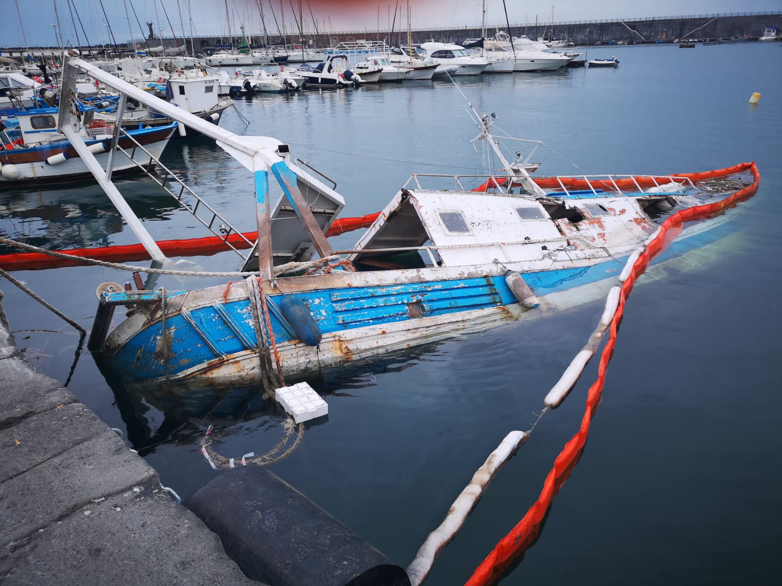 Peschereccio affondato nel porto di Torre del Greco: il proprietario deve rimuoverlo a proprie spese