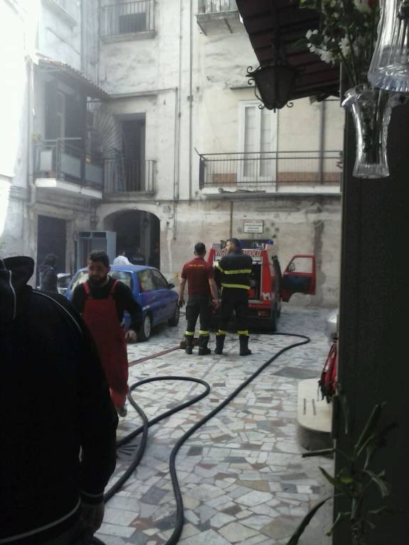 Napoli, paura per un incendio nel centro storico: mamma e due figli salvati dalle fiamme Napoli, paura per un incendio nel centro storico: mamma e due figli salvati dalle fiamme