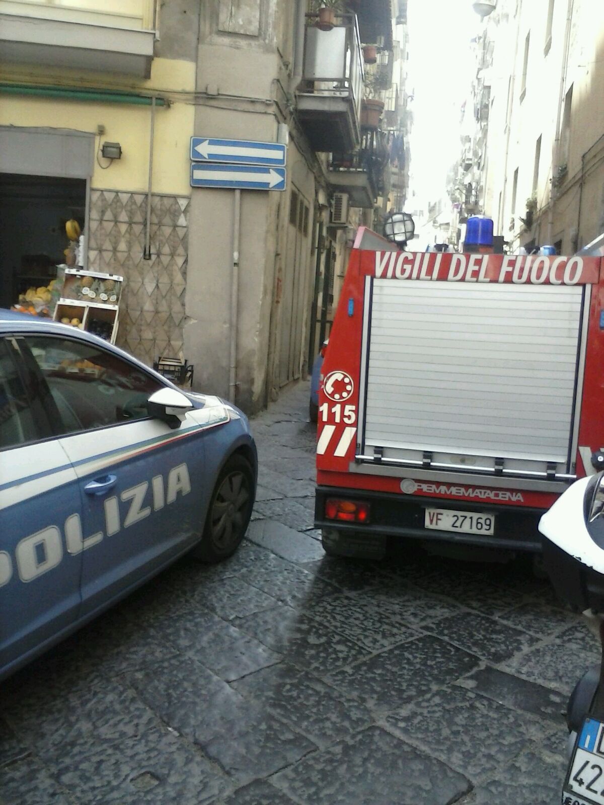 Napoli, paura per un incendio nel centro storico: mamma e due figli salvati dalle fiamme