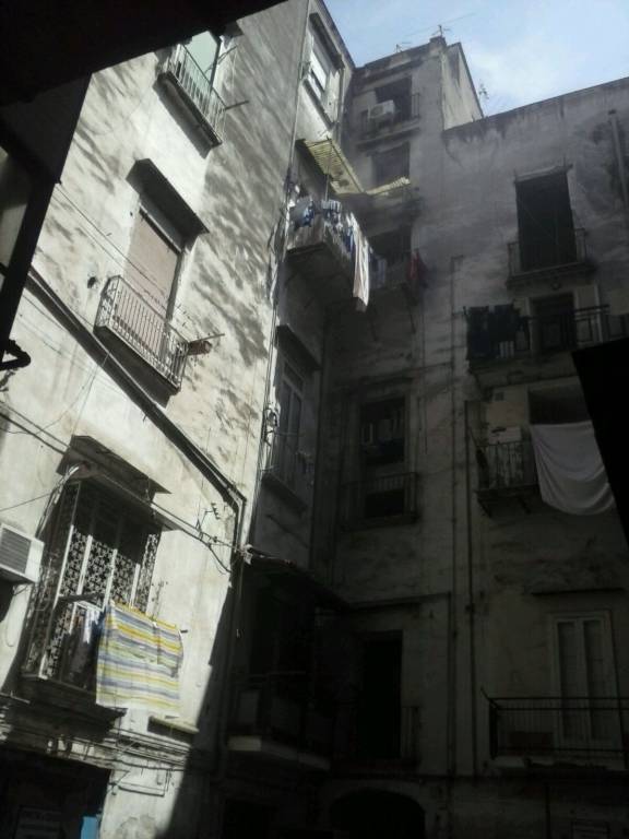 Napoli, paura per un incendio nel centro storico: mamma e due figli salvati dalle fiamme Napoli, paura per un incendio nel centro storico: mamma e due figli salvati dalle fiamme