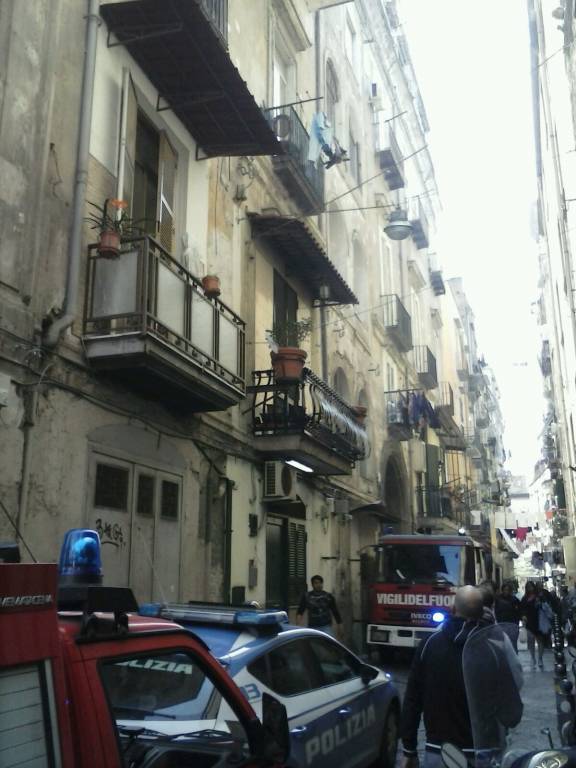 Napoli, paura per un incendio nel centro storico: mamma e due figli salvati dalle fiamme Napoli, paura per un incendio nel centro storico: mamma e due figli salvati dalle fiamme