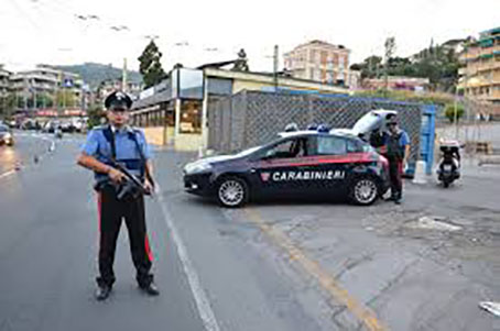 Ad un posto di blocco i carabinieri trovano droga e coltelli in auto: due giovani denunciati a Tramonti