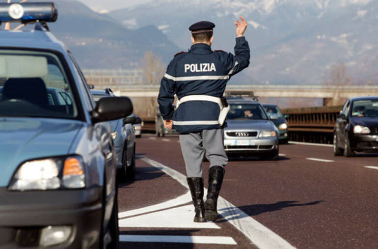 Afragola, aggredisce i poliziotti durante un controllo: arrestato 31enne