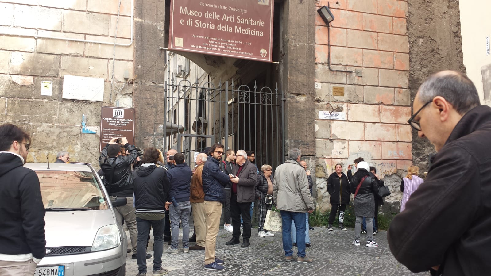 Napoli, alcuni sfollati degli Incurabili  violano i sigilli e rientrano nelle loro case