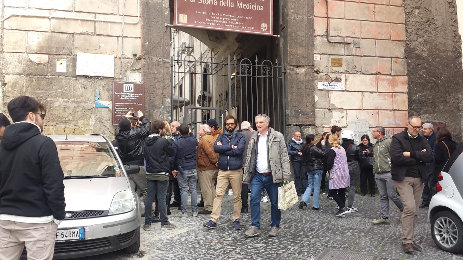 Napoli, la protesta degli sfrattati degli Incurabili: ‘Noi deportati in strutture con cibo scadente, acqua marrone e blatte’. LE FOTO