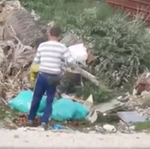 Straniero sversa rifiuti nel territorio di Terra dei Fuochi a Caivano. IL VIDEO VIRALE SUL WEB