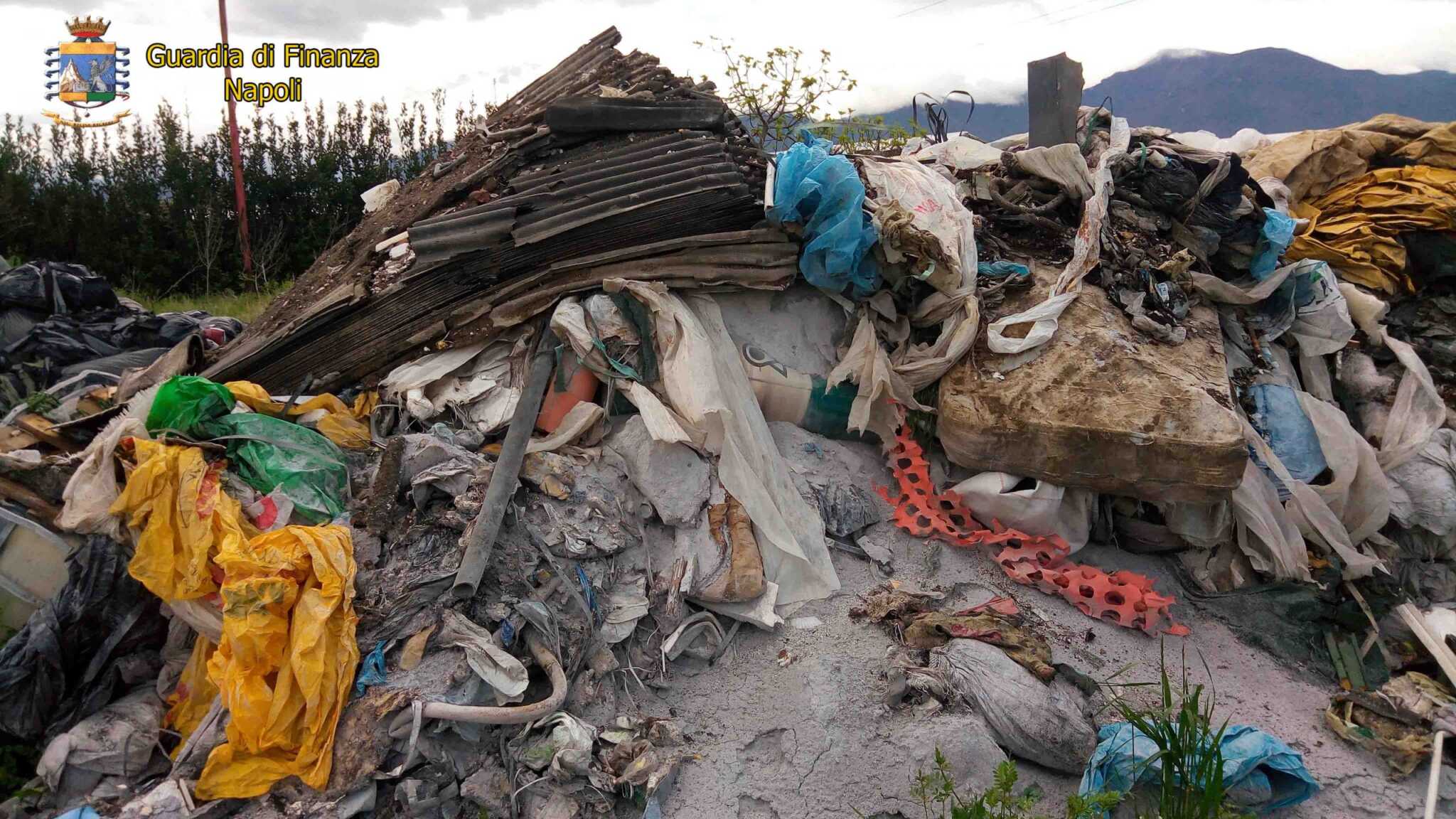 La Finanza sequestra nel Nolano un’area di 3500 metri quadri con 2 tonnellate di rifiuti speciali