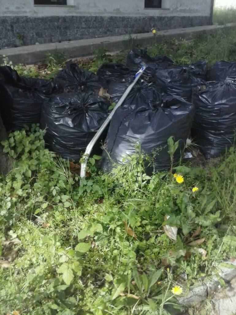 Napoli, sacchi abbandonati e giardino trasformato in ‘giungla’ nella Rsa Geremicca di Posillipo