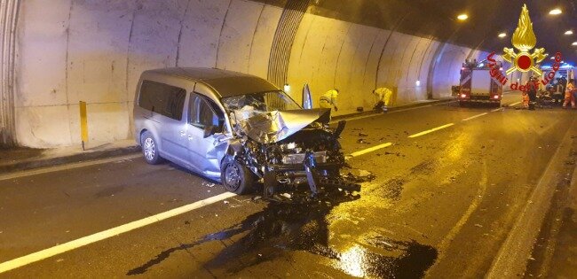 Auto sbanda nella galleria dell’autostrada e urta la parete: tre feriti, traffico in tilt