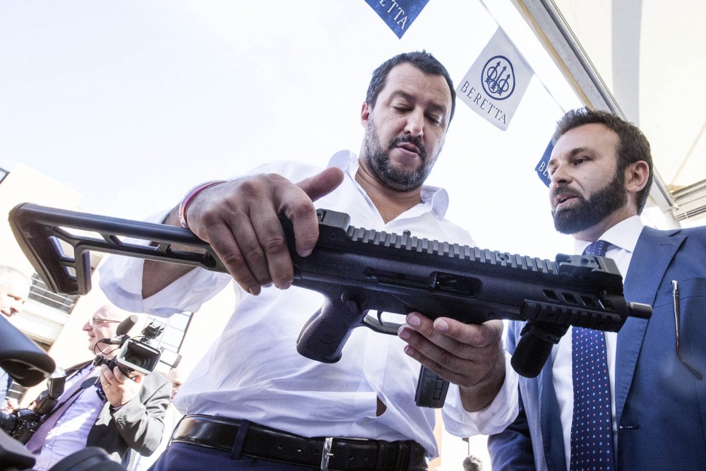 ‘…noi siamo armati e dotati di elmetto! Avanti tutta, Buona Pasqua!’ la foto di Salvini col mitra diventa virale sul web