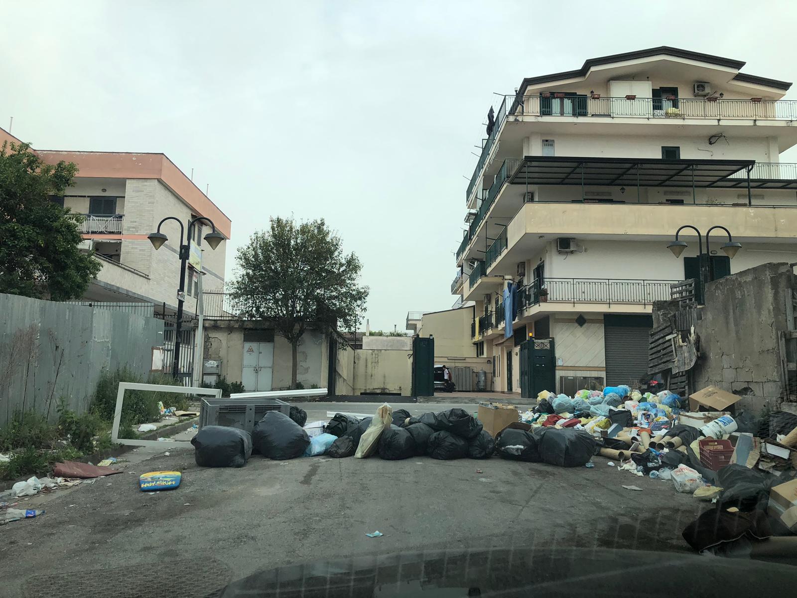 Sant’Antimo, il centro destra: ‘Il sindaco pensa solo alle poltrone, noi sommersi dai rifiuti’