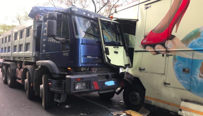 Scontro tra due camion nel Salernitano: conducenti in ospedale