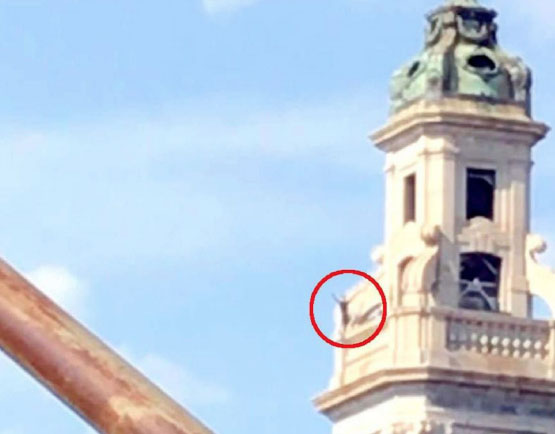 E’ virale il ‘selfie estremo’ della turista  sul campanile della chiesa di Pompei