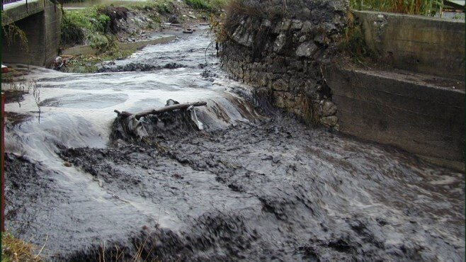 Sversava liquami nel torrente Solofrana: denunciato imprenditore di Solofra