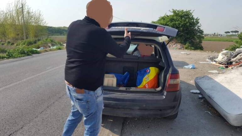 Afragola, sorpresi due ‘sporcaccioni’ mentre sversano rifiuti