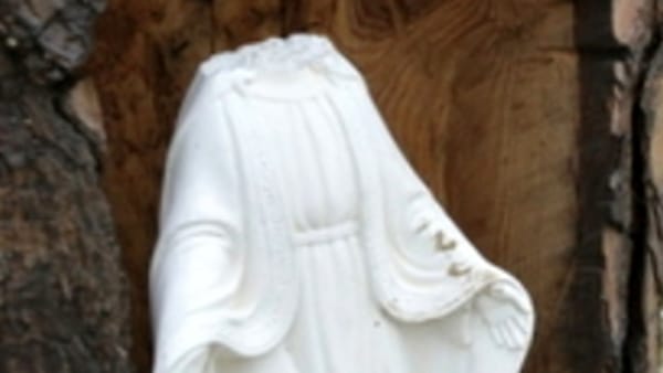 Vandali in azione nel Casertano: decapitata la testa della Madonna