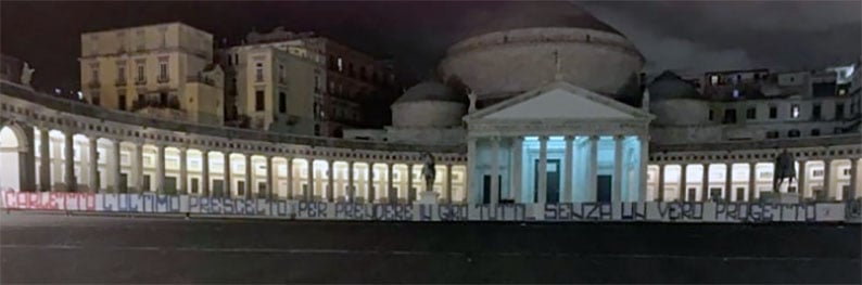 Napoli, striscione in piazza Plebiscito contro Ancelotti e De Laurentiis