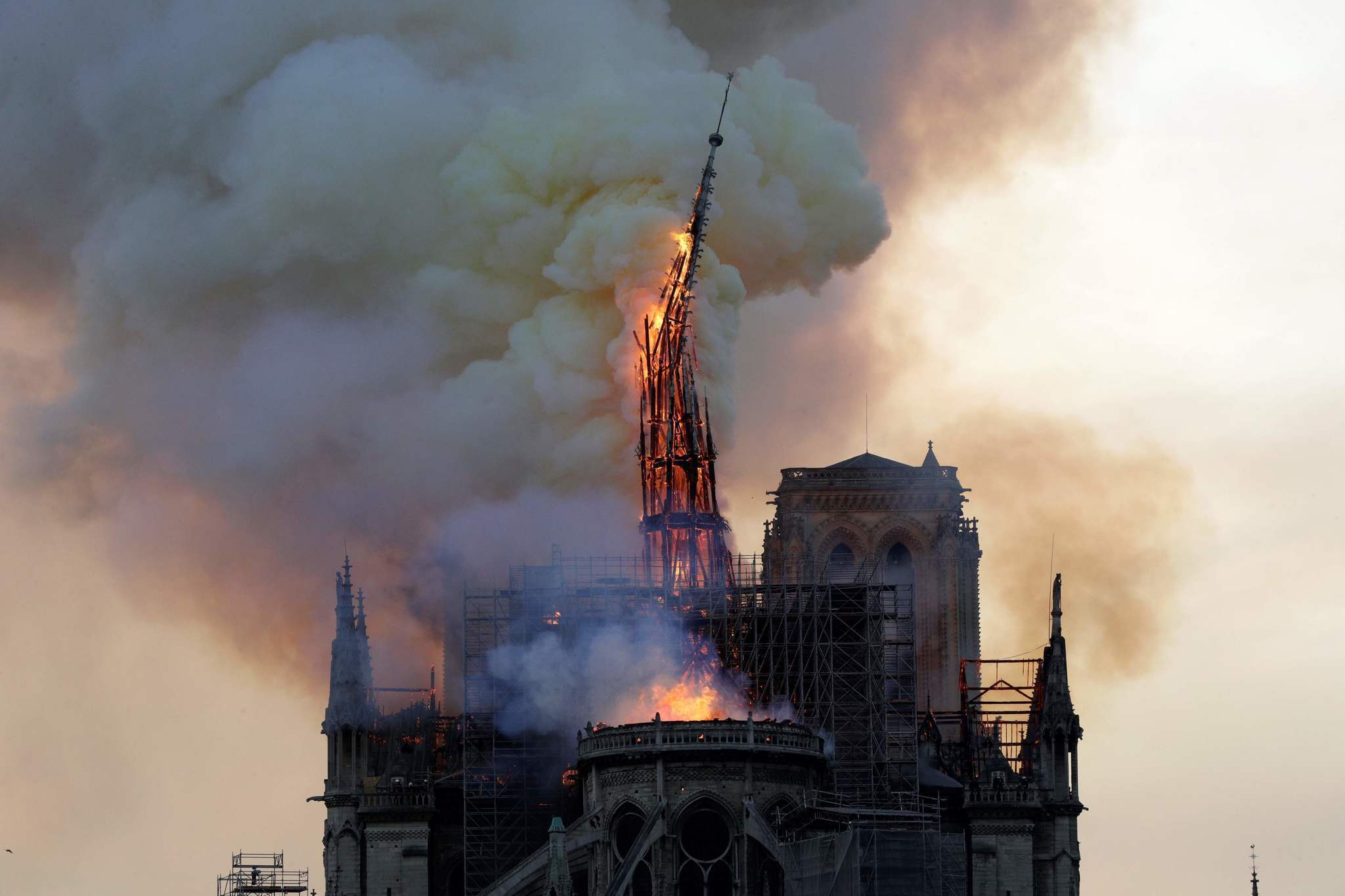 Notre Dame in fiamme, evacuate 1000 persone. Parisi: “Impossibile intervenire dall’alto, situazione molto critica”