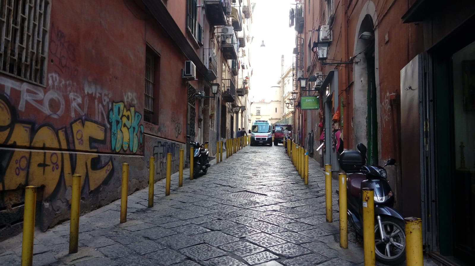 Napoli, ambulanza resta bloccata a causa di un camioncino in via Sapienza