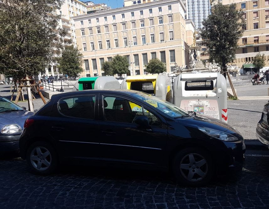 Napoli, automobile di servizio dell’Ufficio del Giudice di Pace in sosta vietata in piazza Municipio.I Verdi: ‘Le istituzioni dovrebbero dare il buon esempio’