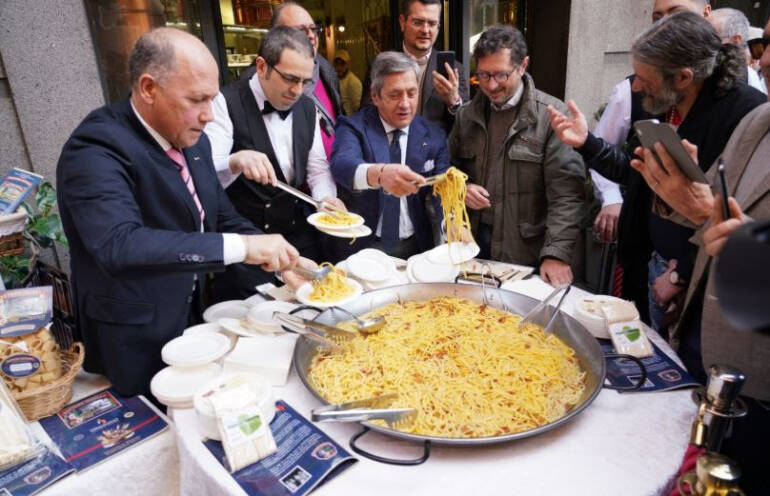 Grande successo per il Carbonara day al Chiaia 260, turisti e napoletani festeggiano il piatto nato all’ombra del Vesuvio