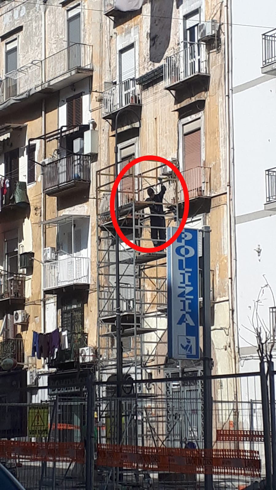 Napoli, operai al lavoro senza dispositivi di sicurezza in un cantiere in piazza Enrico De Nicola