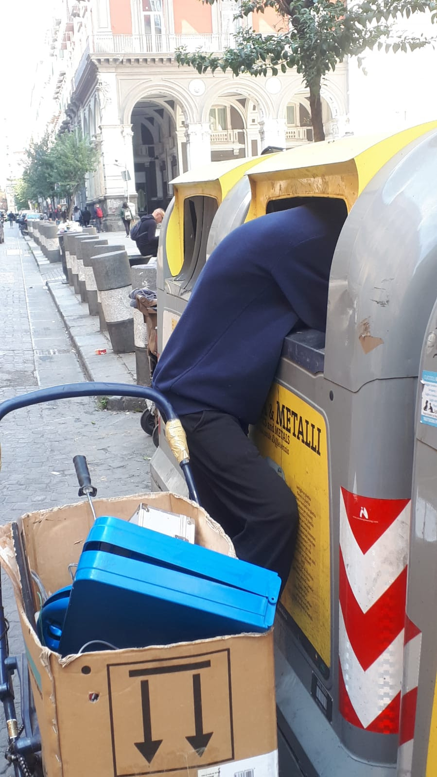 Napoli, frugano nei contenitori della raccolta differenziata. Verdi: ‘Pratica pericolosa e dannosa per l’ambiente’