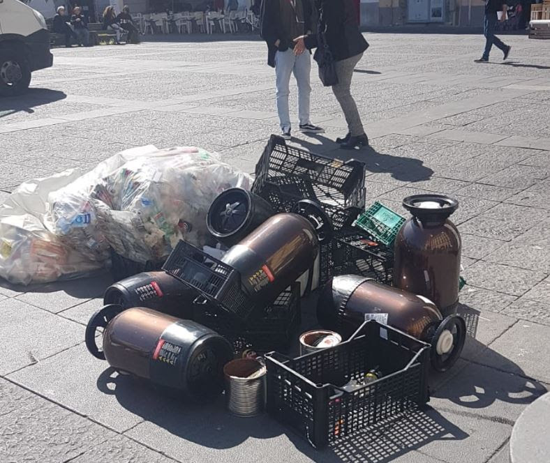 Vergogna nel cuore di Napoli, fusti vuoti di birra abbandonati in piazza Dante dagli espositori dello Street Food Festival